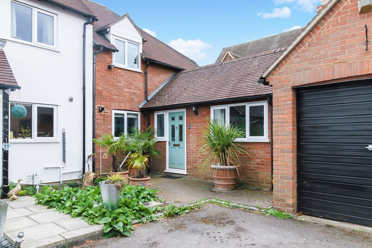 4 Bed End Terraced House To Rent - Photograph 3