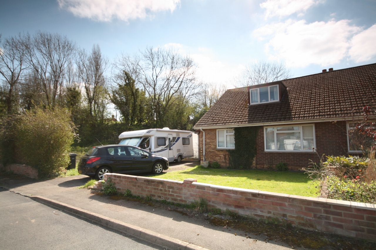 4 Bed Semi-detached House For Sale - Photograph 1