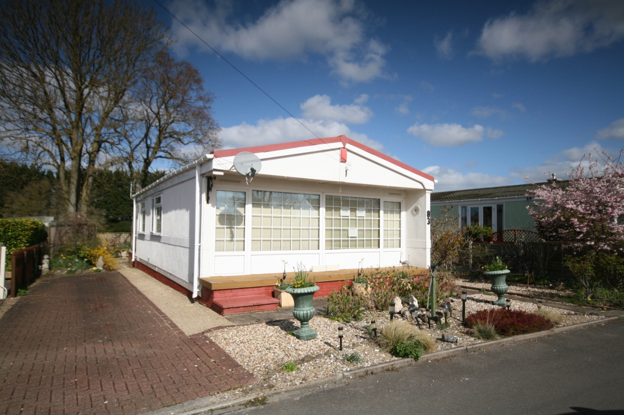 2 Bed Park Home House For Sale - Photograph 1