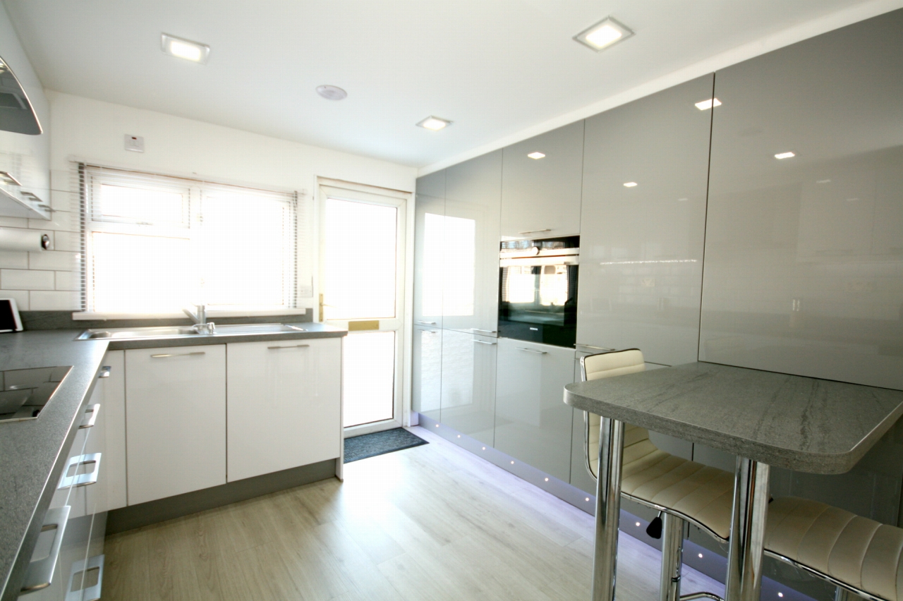 2 Bed Park Home House For Sale - Photograph 2