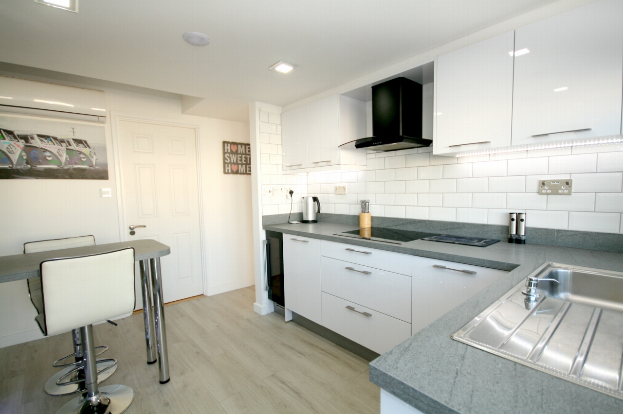 2 Bed Park Home House For Sale - Photograph 4