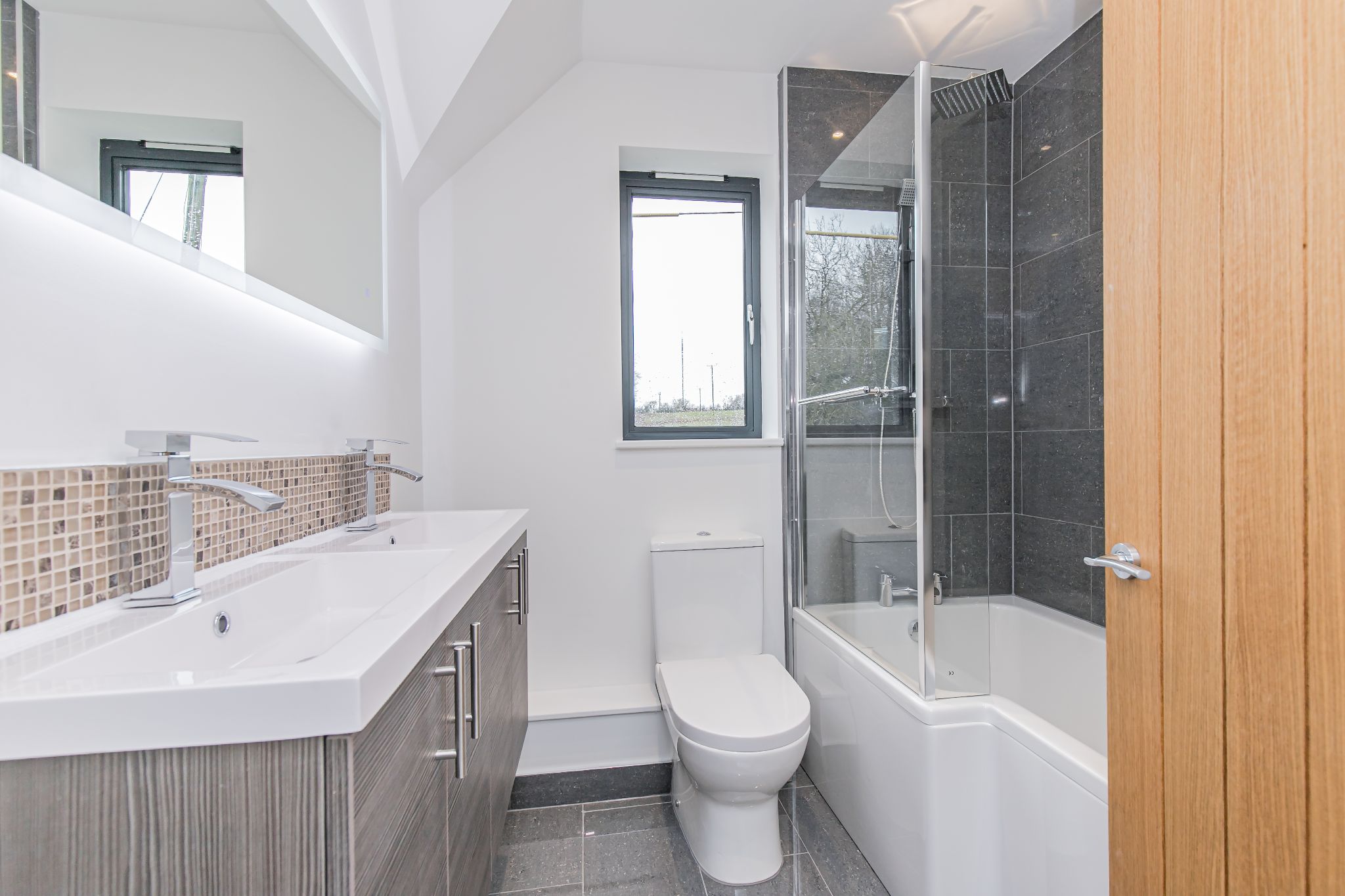 4 Bed Detached House For Sale - Photograph 11