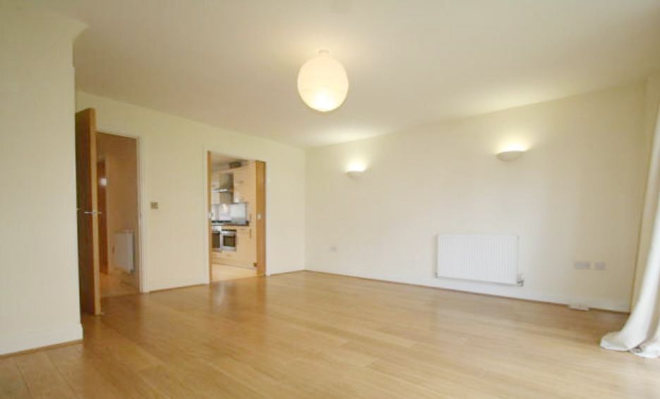 5 Bed Town House To Rent - Photograph 4