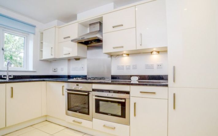 5 Bed Town House To Rent - Photograph 3