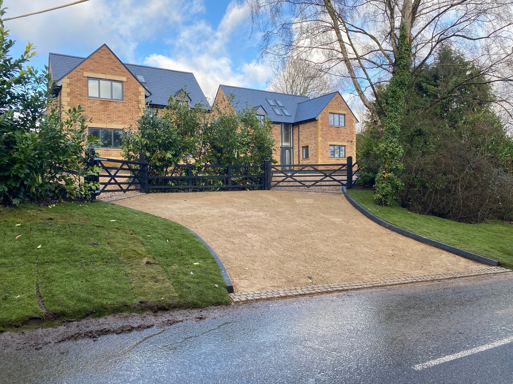 4 Bed Detached House For Sale - Photograph 1