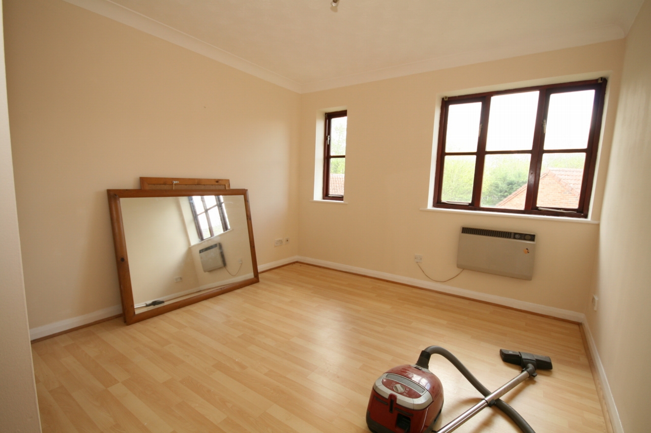 1 Bed Apartment Flat/apartment For Sale - Photograph 4