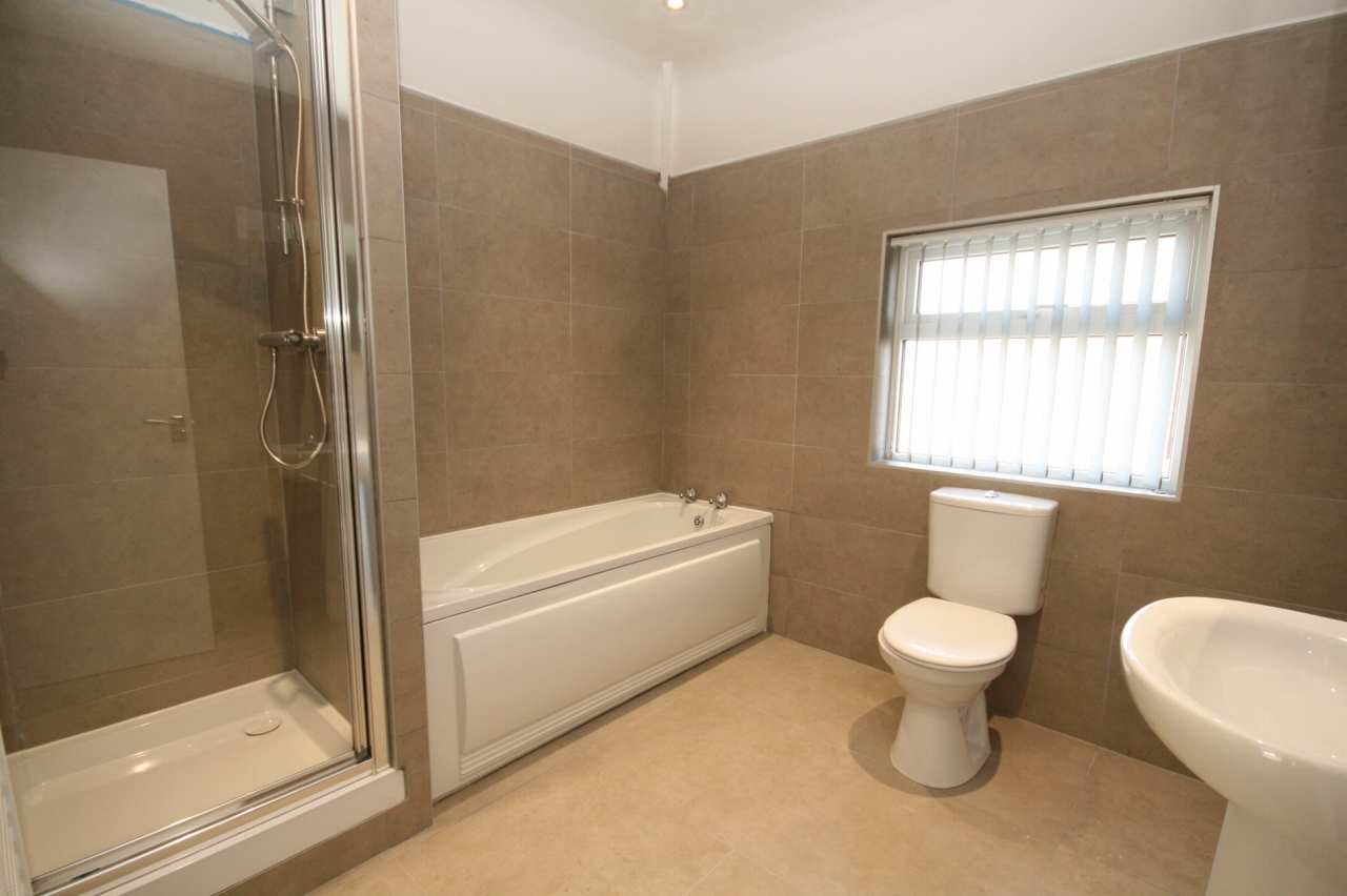 2 Bed Apartment Flat/apartment To Rent - Photograph 3