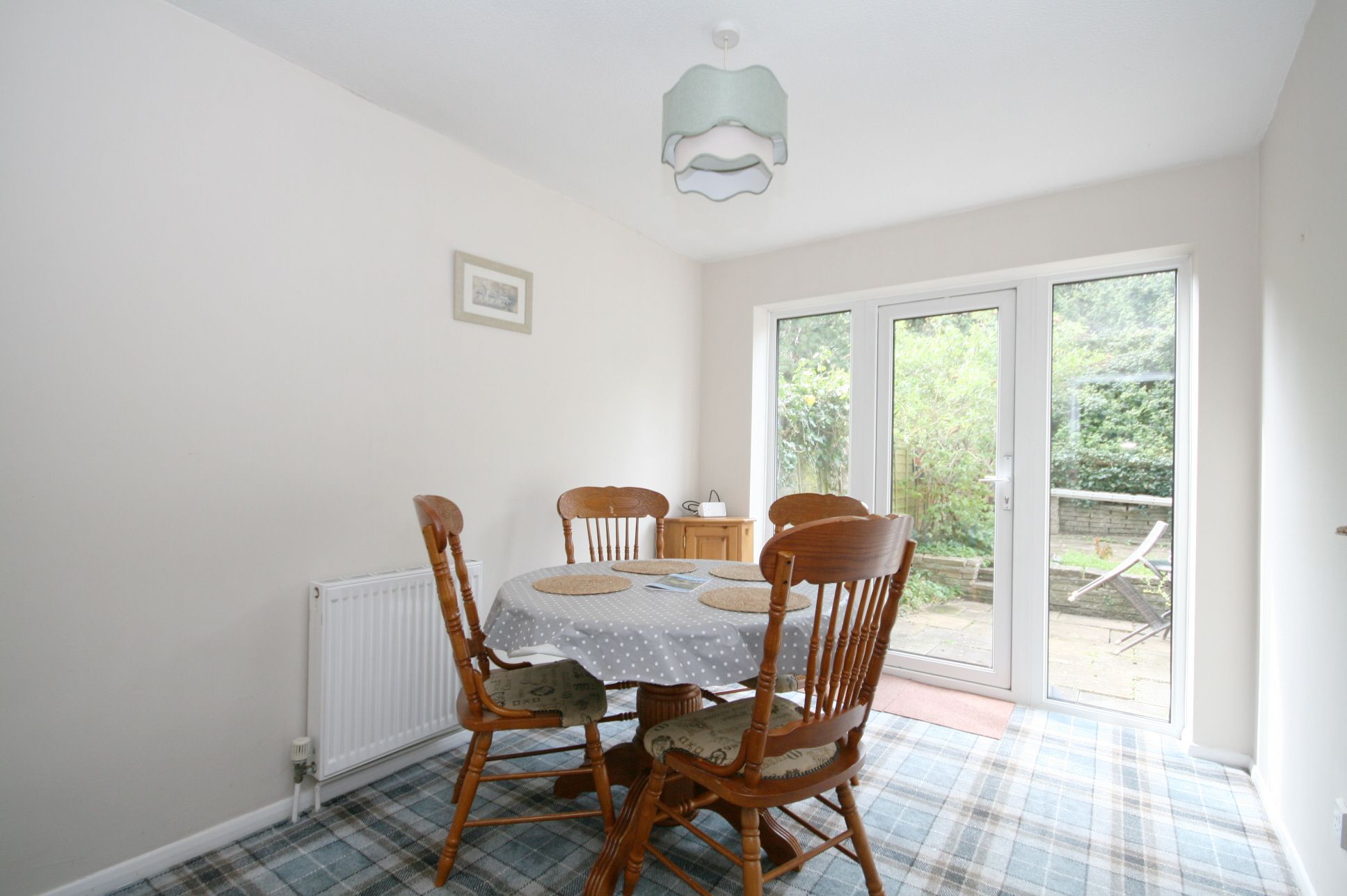 4 Bed Mid Terraced House To Rent - Photograph 6