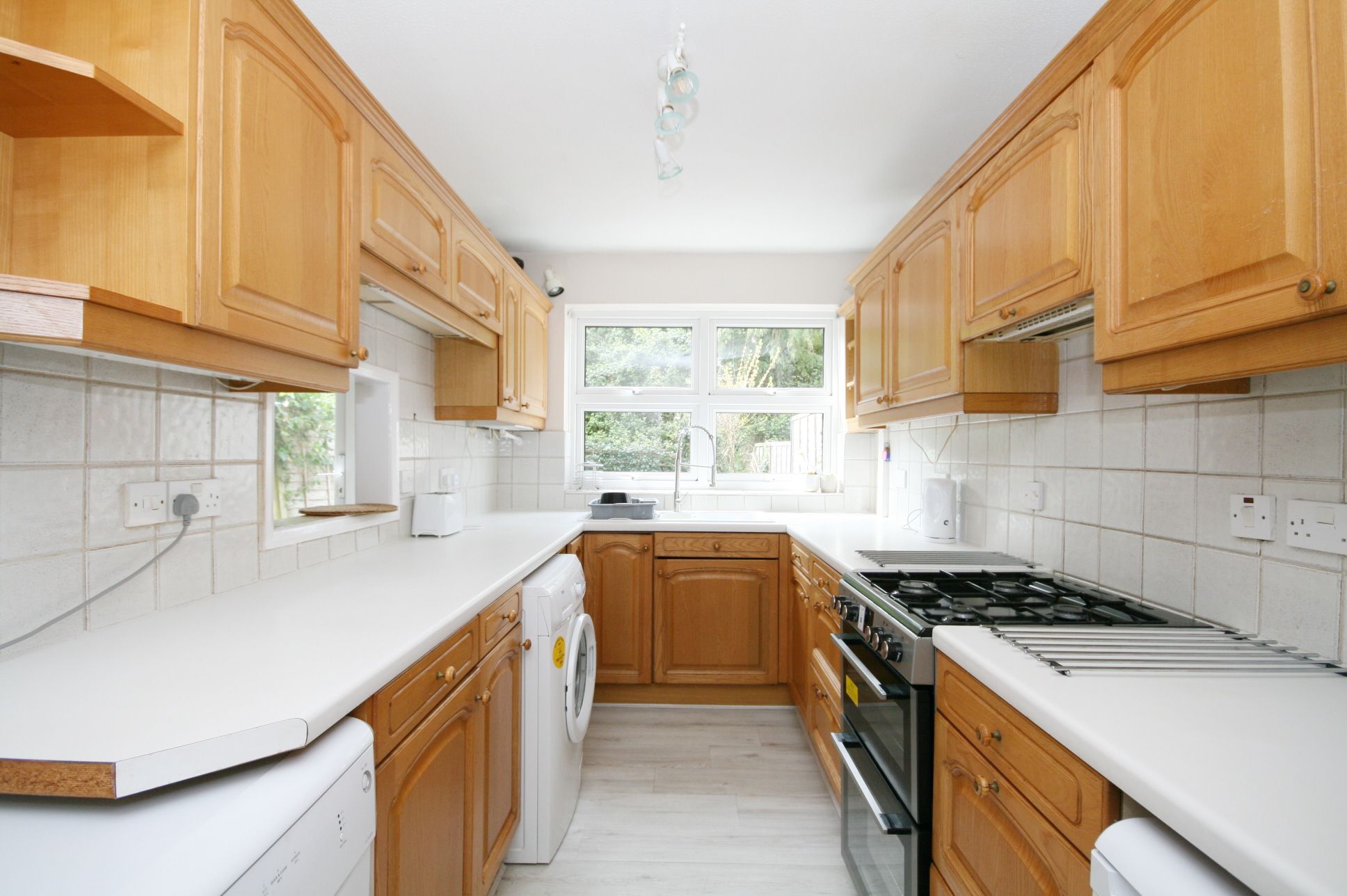 4 Bed Mid Terraced House To Rent - Photograph 5