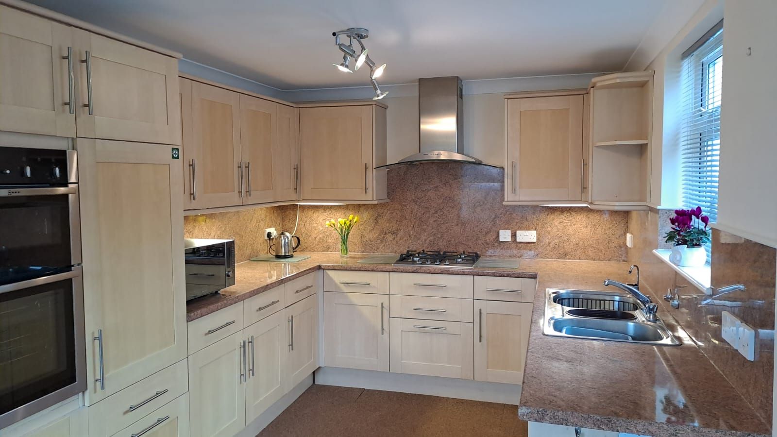 3 Bed Chalet House For Sale - Photograph 5