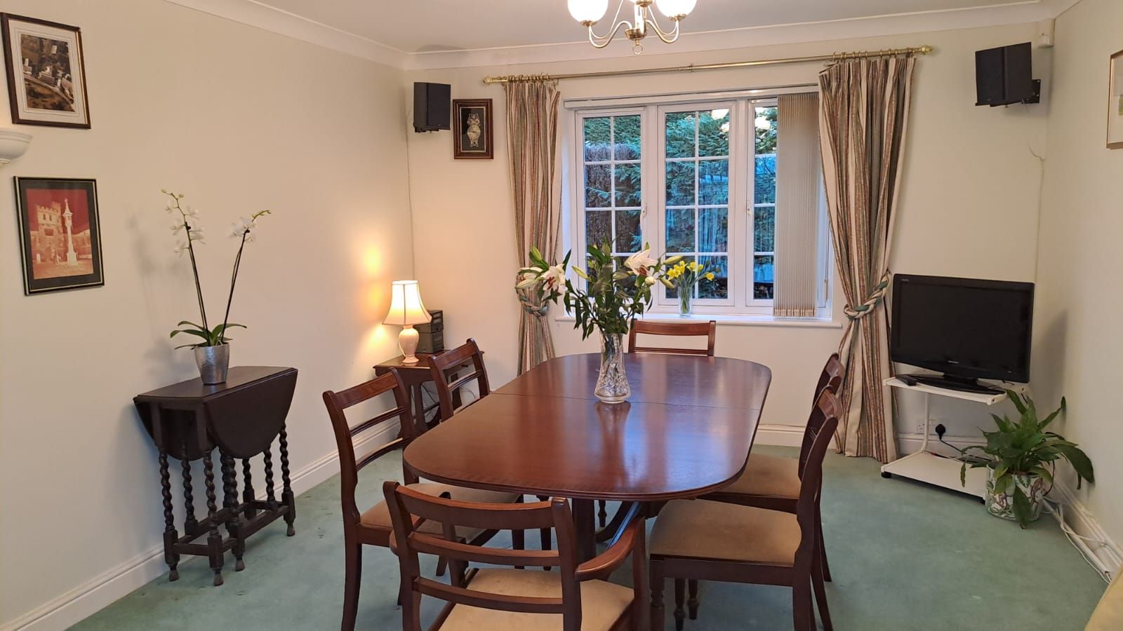 3 Bed Chalet House For Sale - Photograph 3