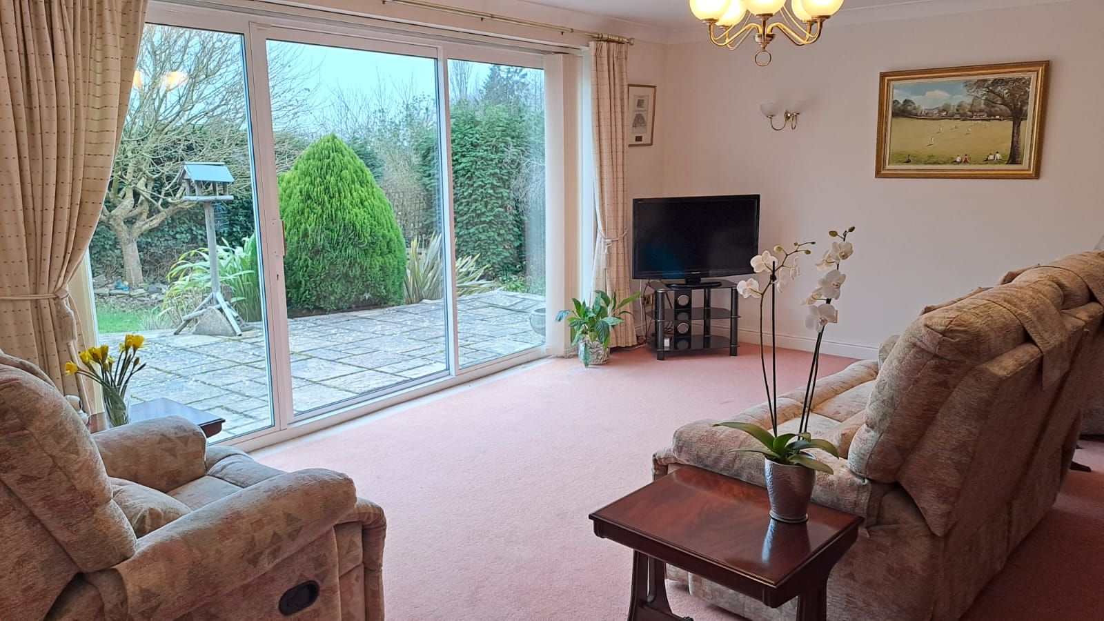 3 Bed Chalet House For Sale - Photograph 2