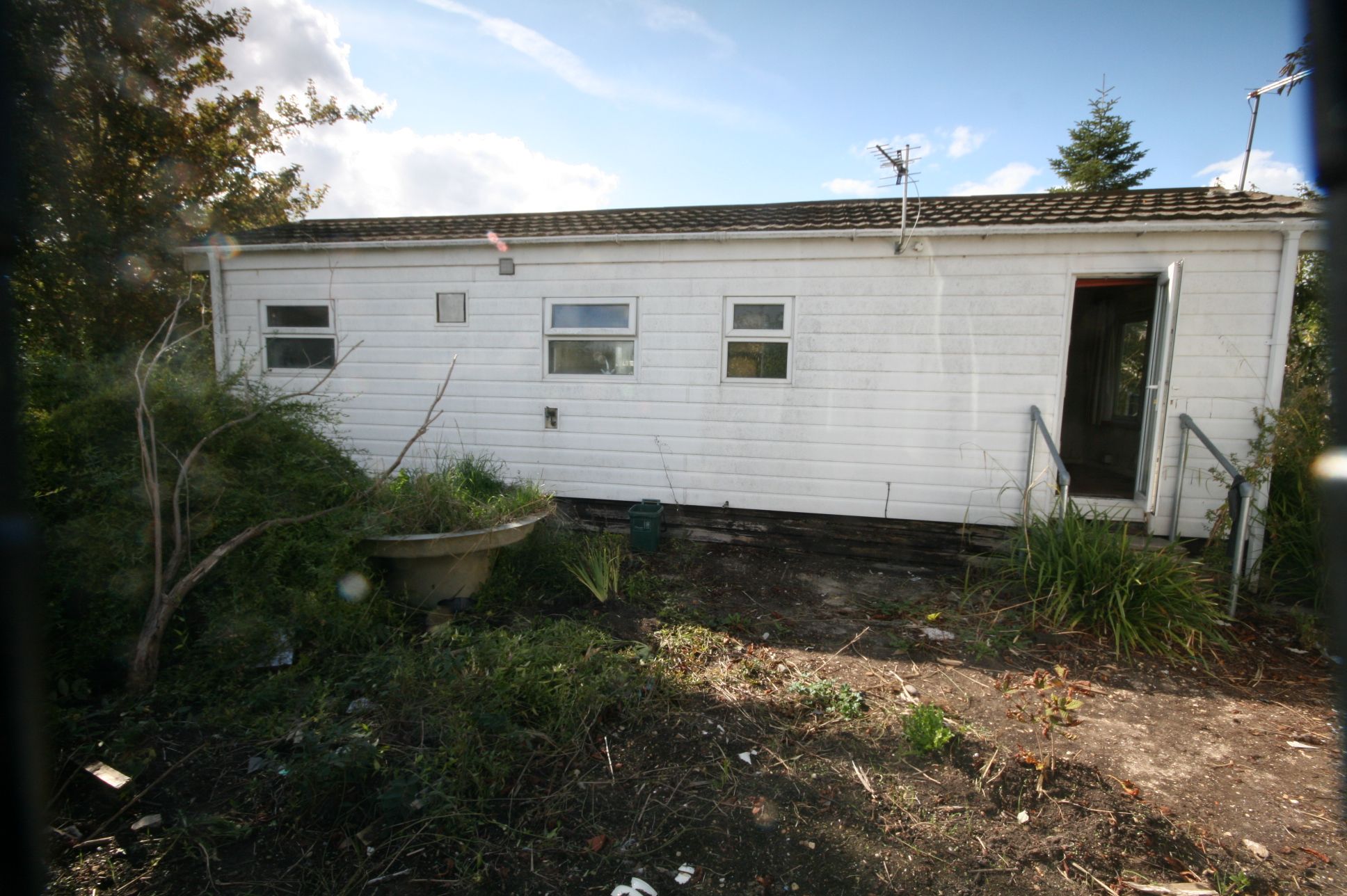 1 Bed Park Home House For Sale - Photograph 2