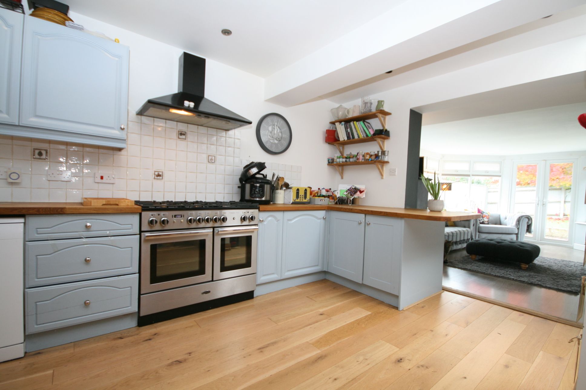 5 Bed Detached House For Sale - Photograph 3