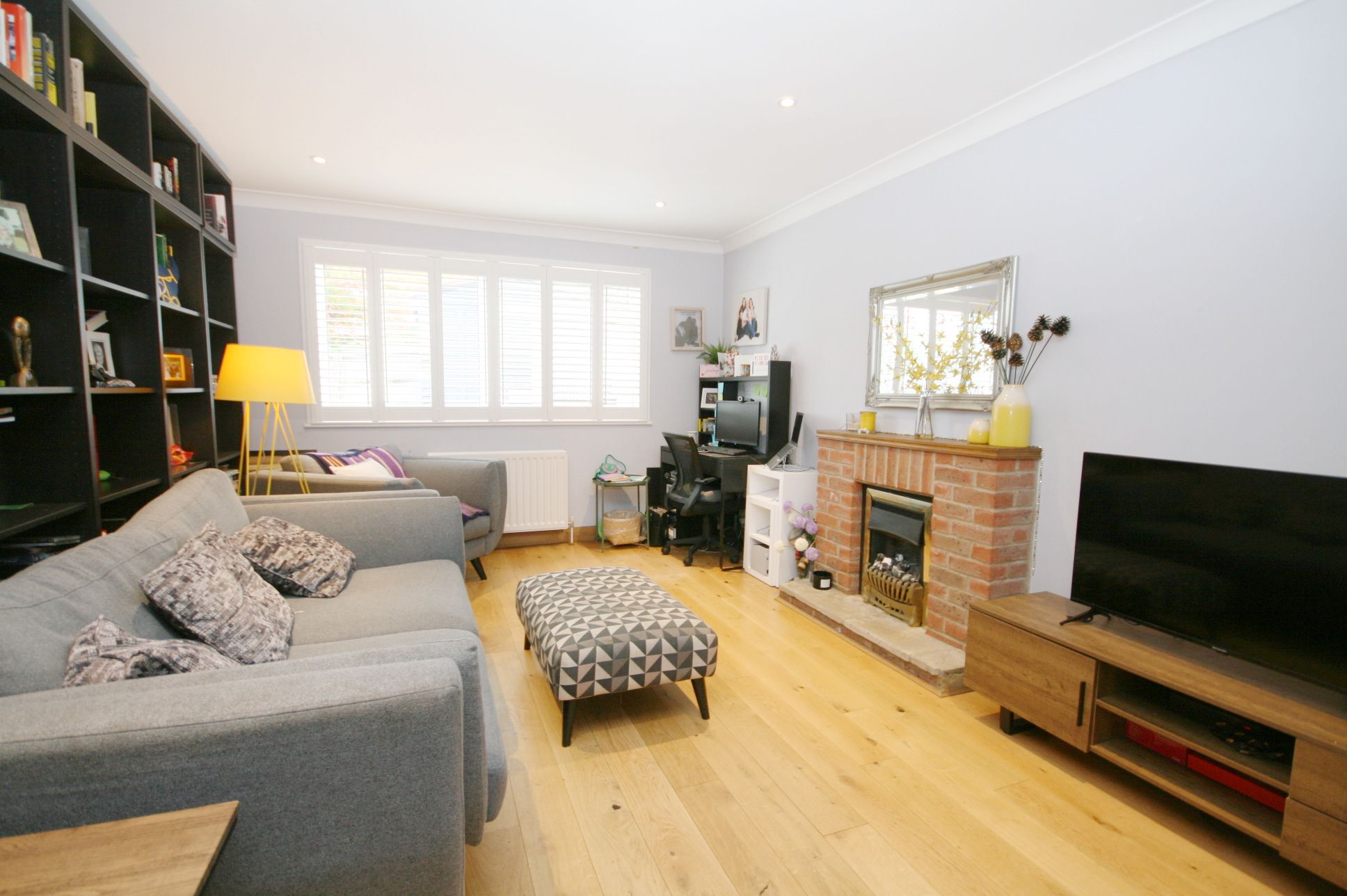 5 Bed Detached House For Sale - Photograph 2