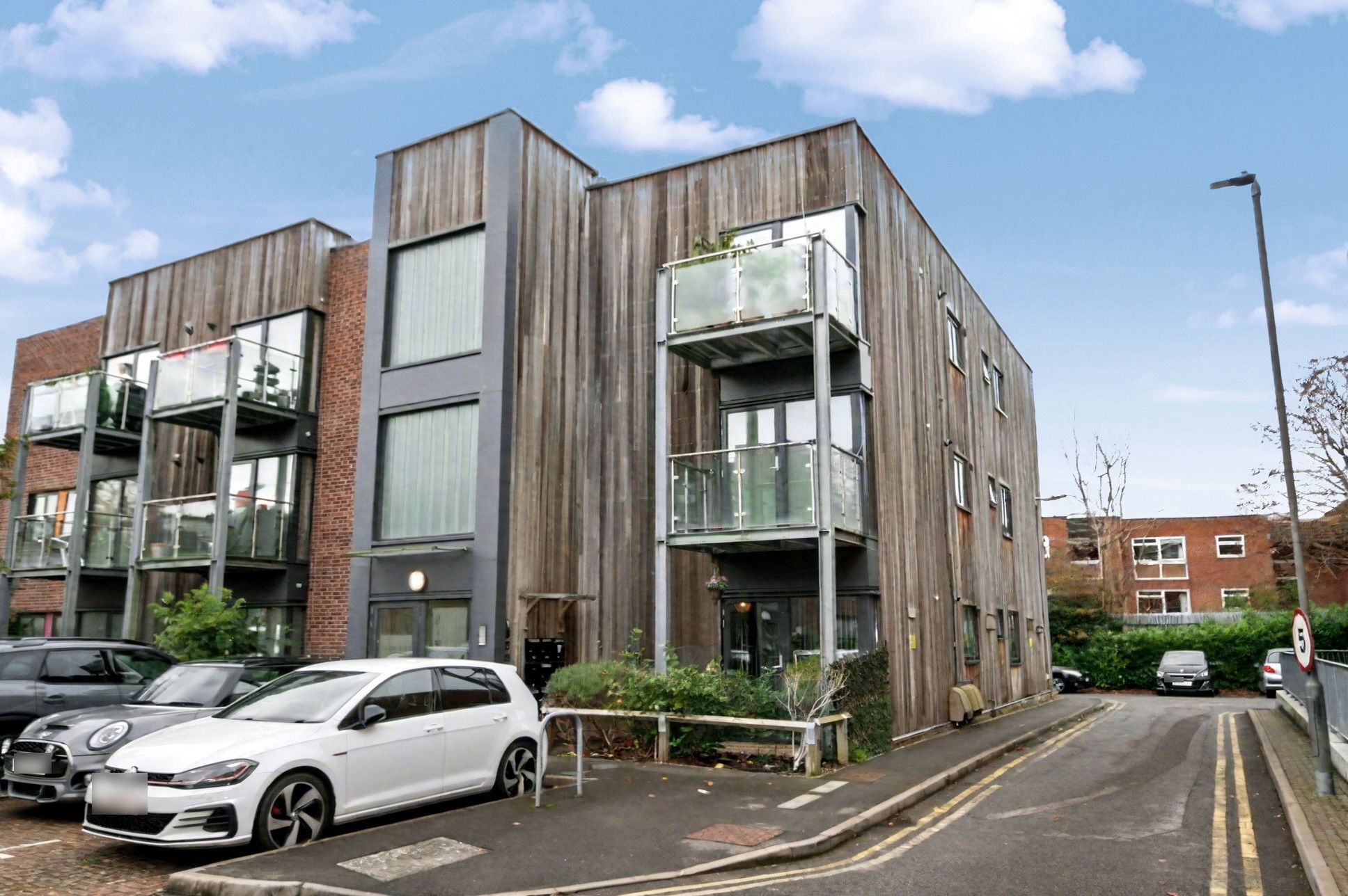 2 Bed Ground Floor Flat/apartment For Sale - Photograph 1