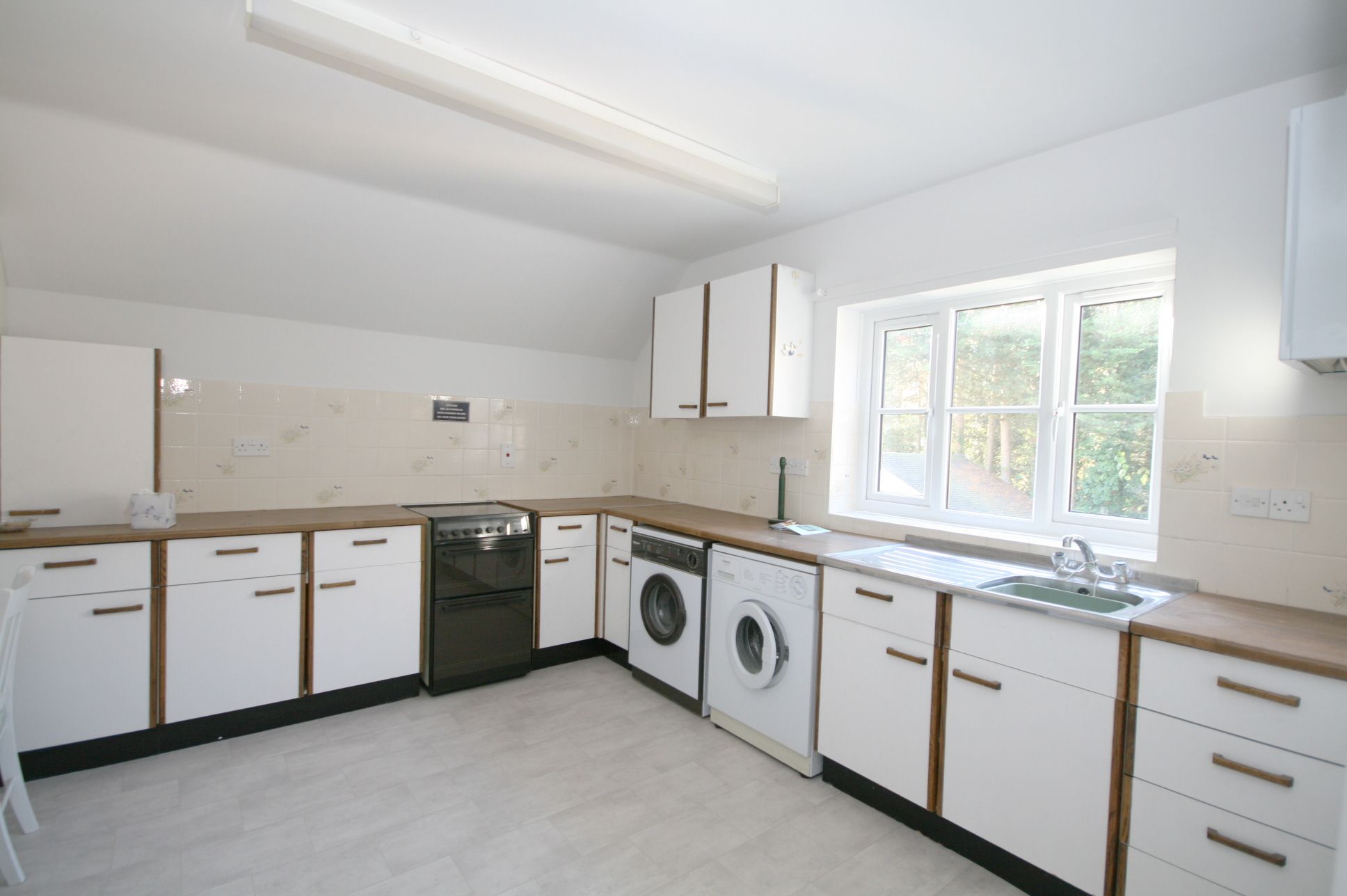 2 Bed Apartment Flat/apartment For Sale - Photograph 3