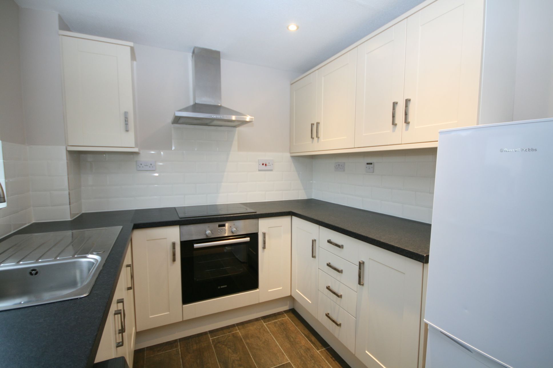 2 Bed Mid Terraced House To Rent - Photograph 4