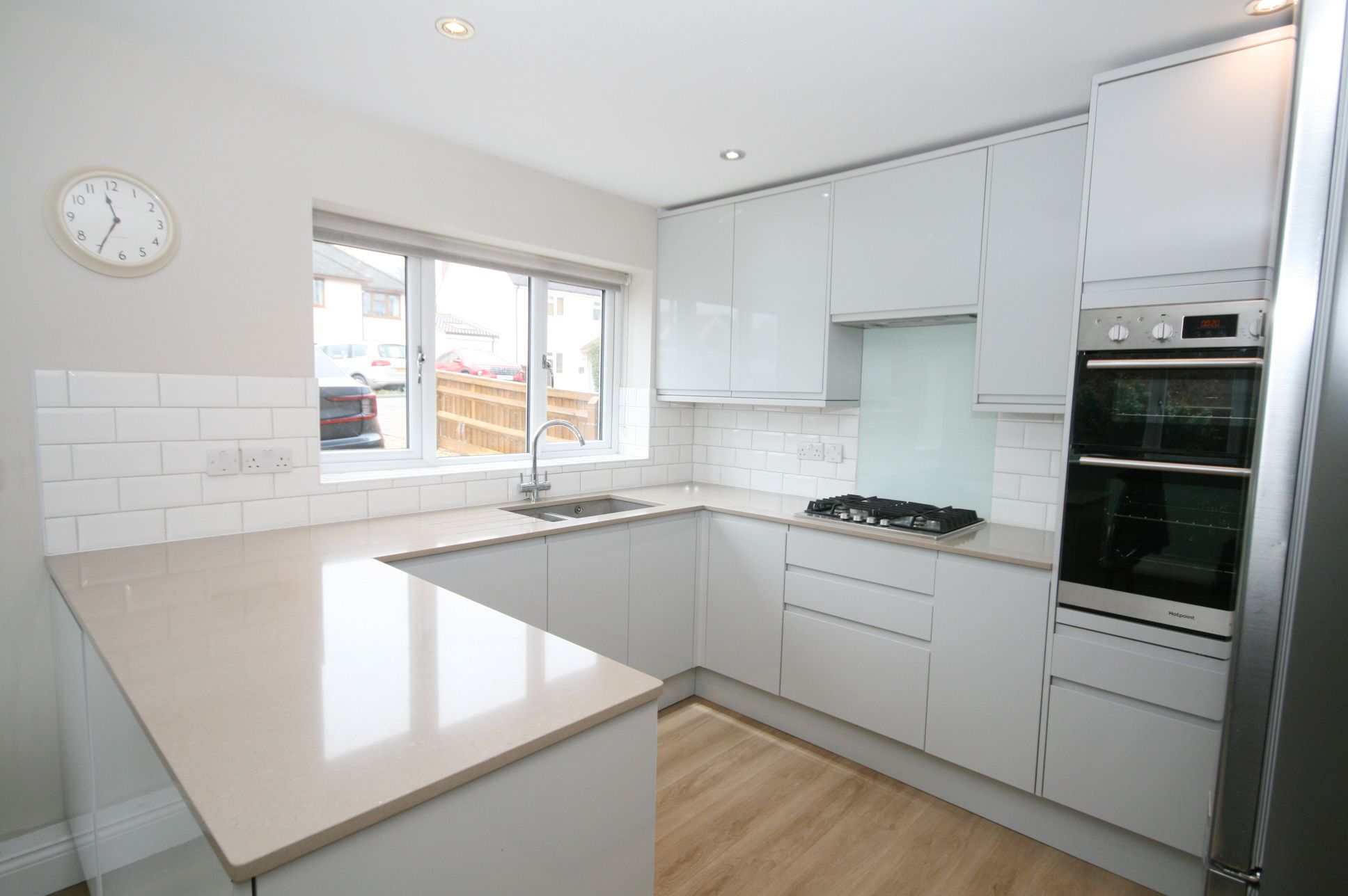 2 Bed Detached House To Rent - Photograph 2