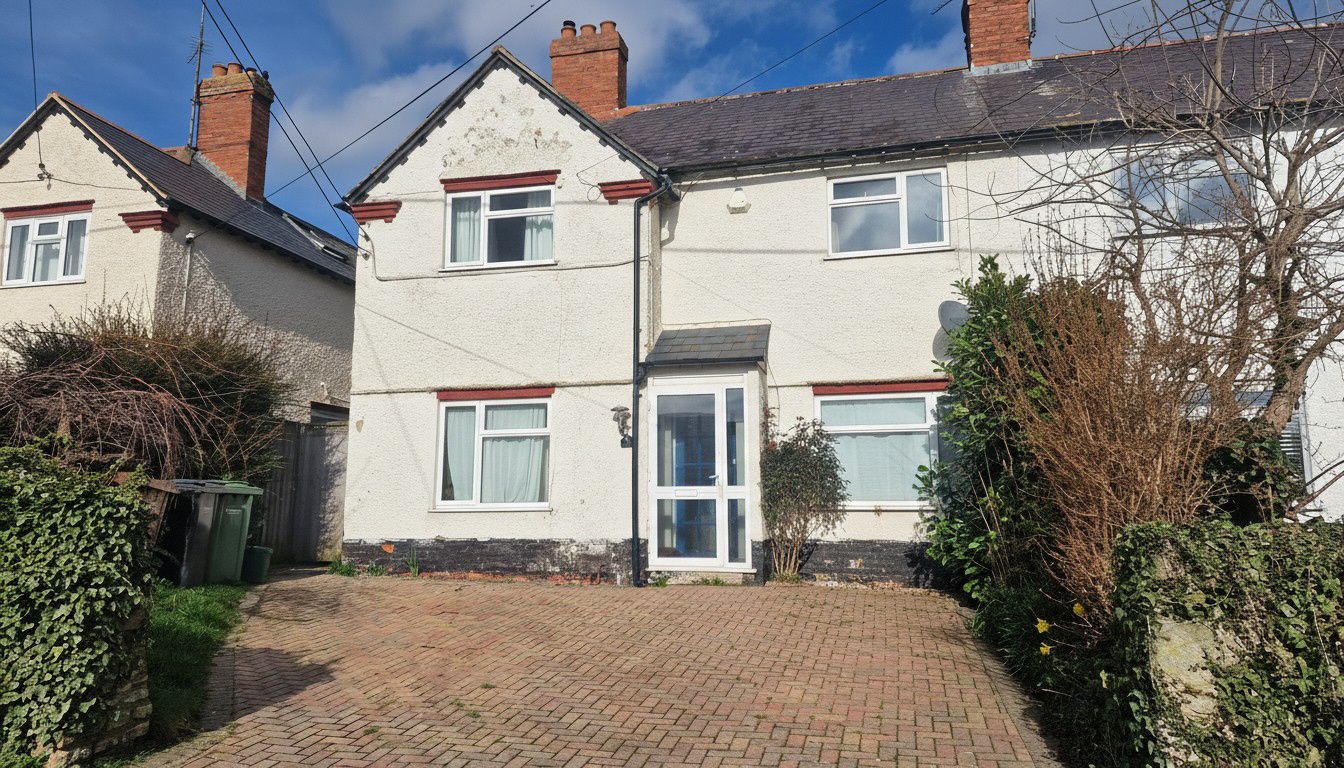 4 Bed Semi-detached House For Sale - Photograph 1