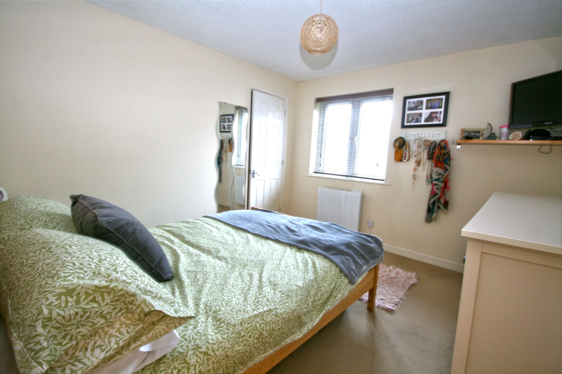 2 Bed Apartment Flat/apartment For Sale - Photograph 3