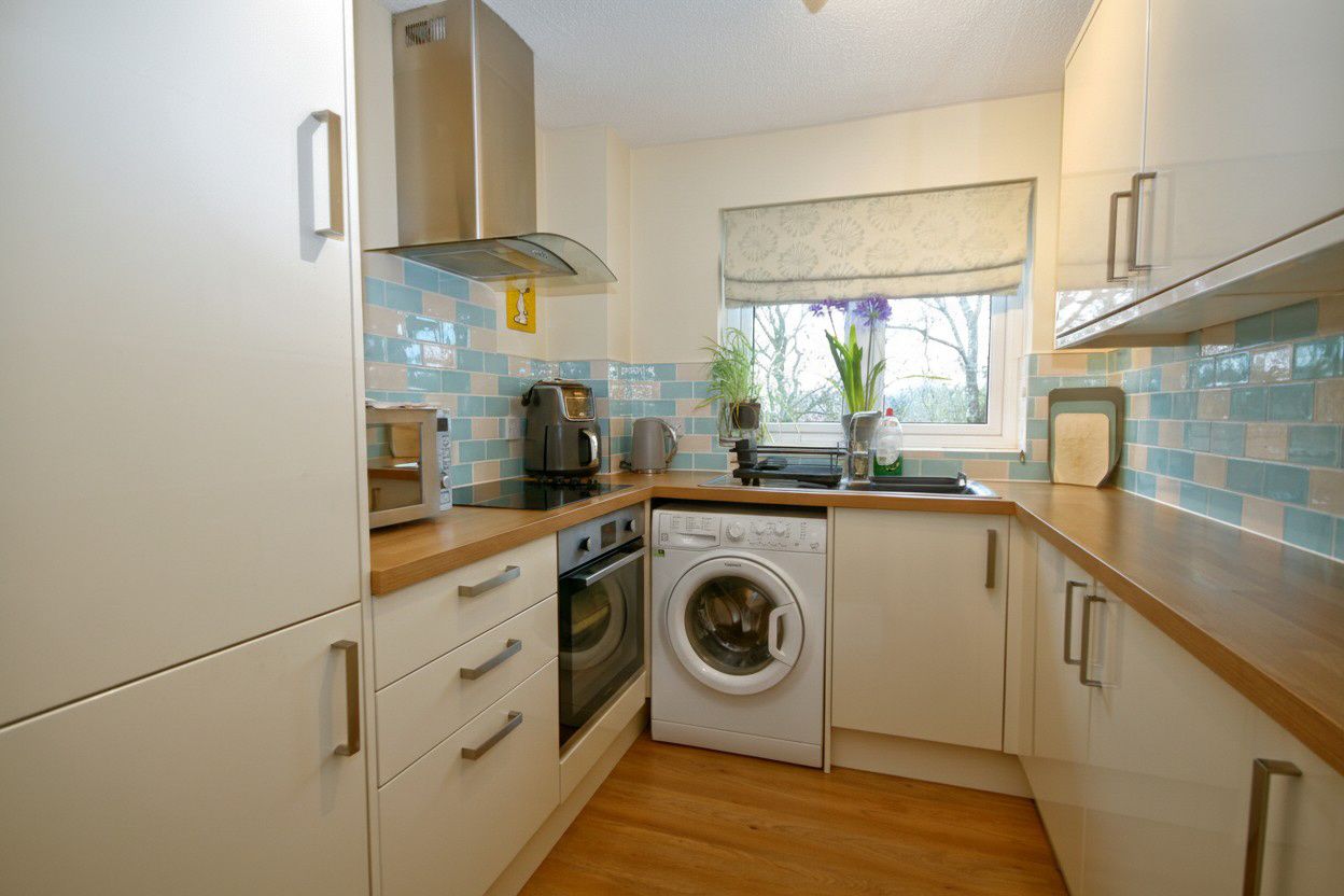 2 Bed Apartment Flat/apartment For Sale - Photograph 2