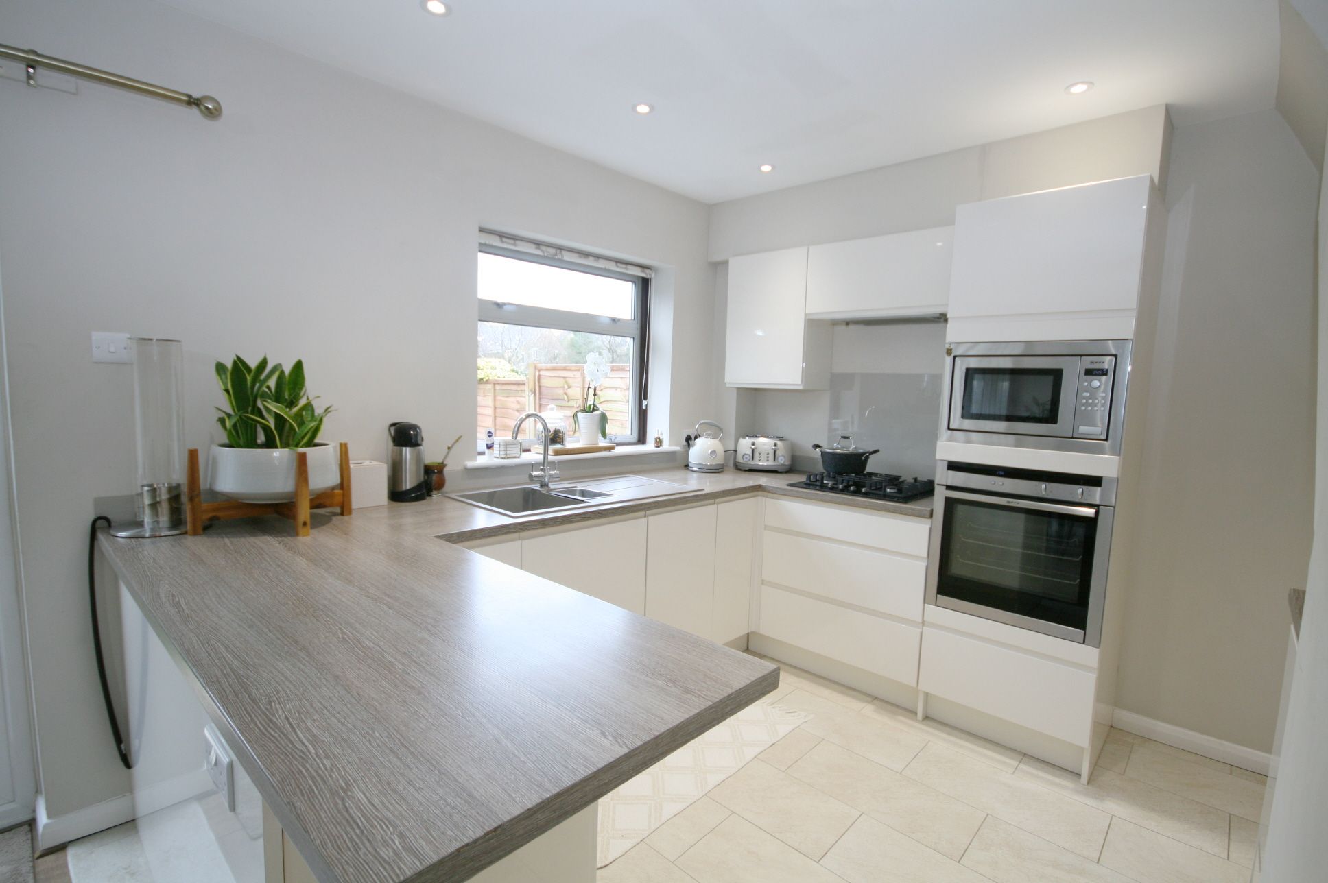 3 Bed End Terraced House To Rent - Photograph 2