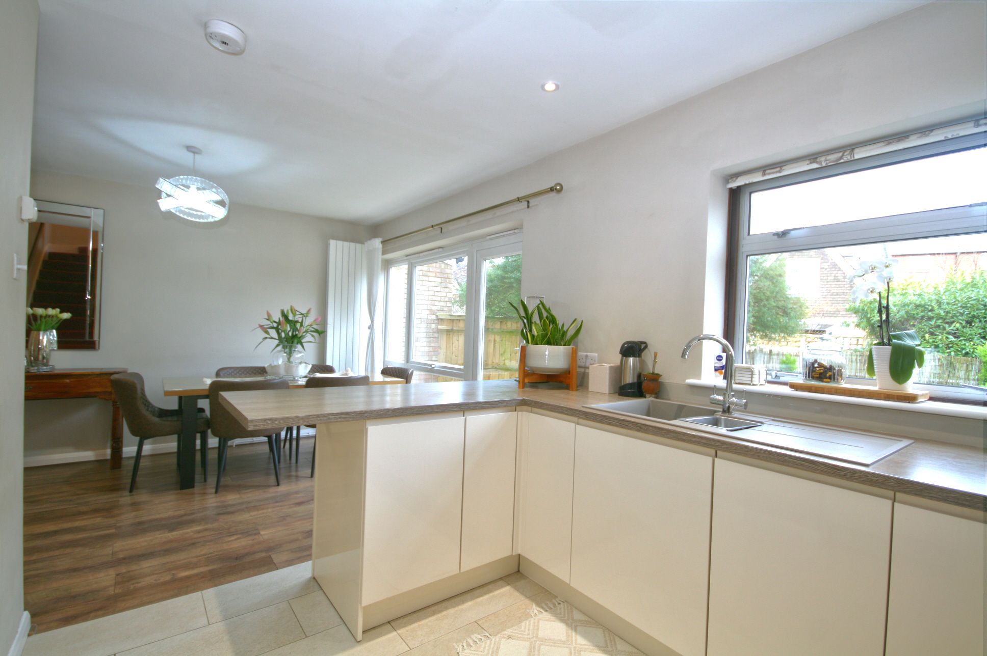 3 Bed End Terraced House To Rent - Photograph 3