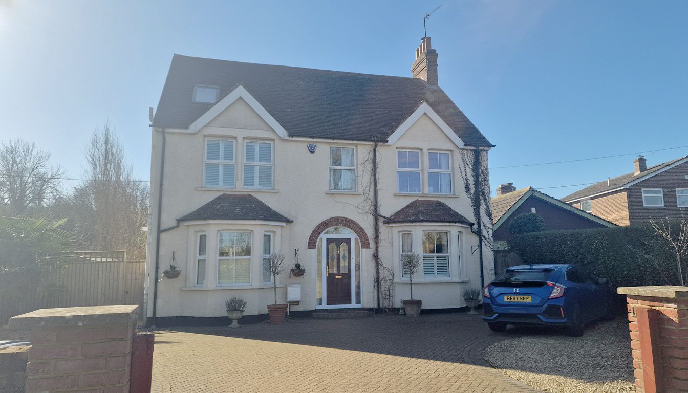 5 Bed Detached House For Sale - Photograph 1