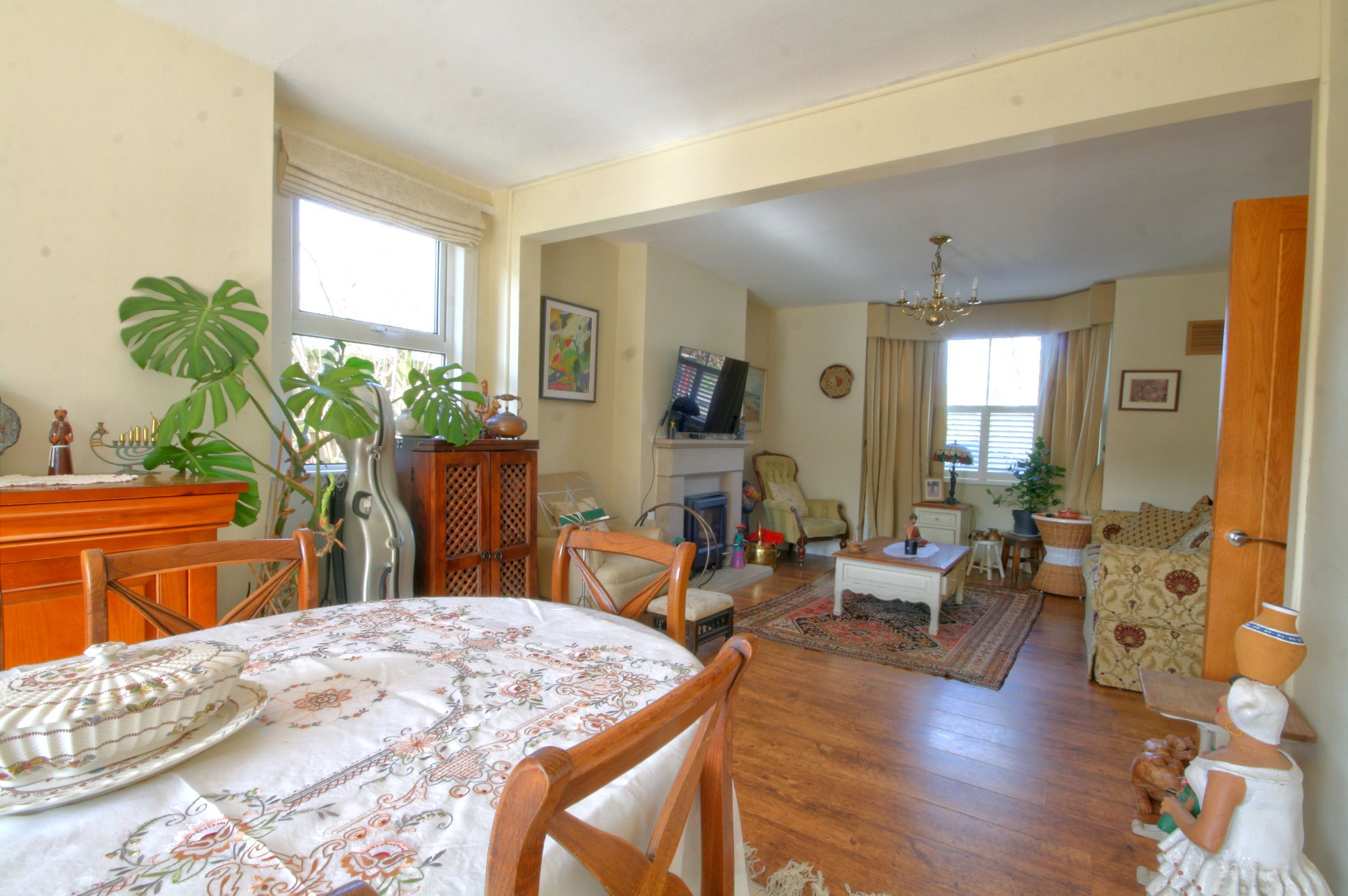 5 Bed Detached House For Sale - Photograph 3