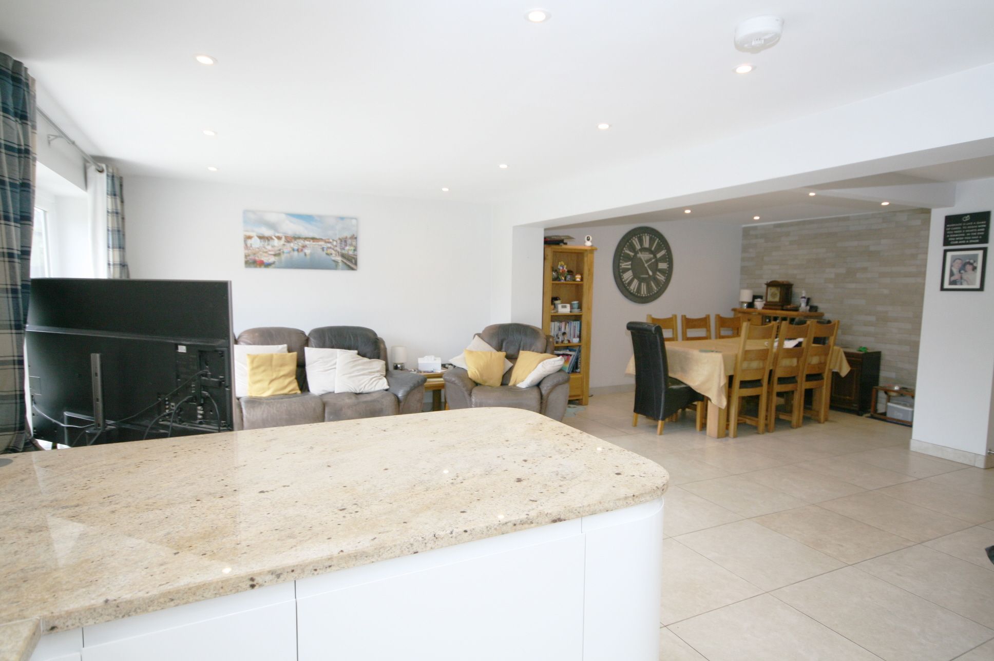 4 Bed Detached House For Sale - Photograph 2