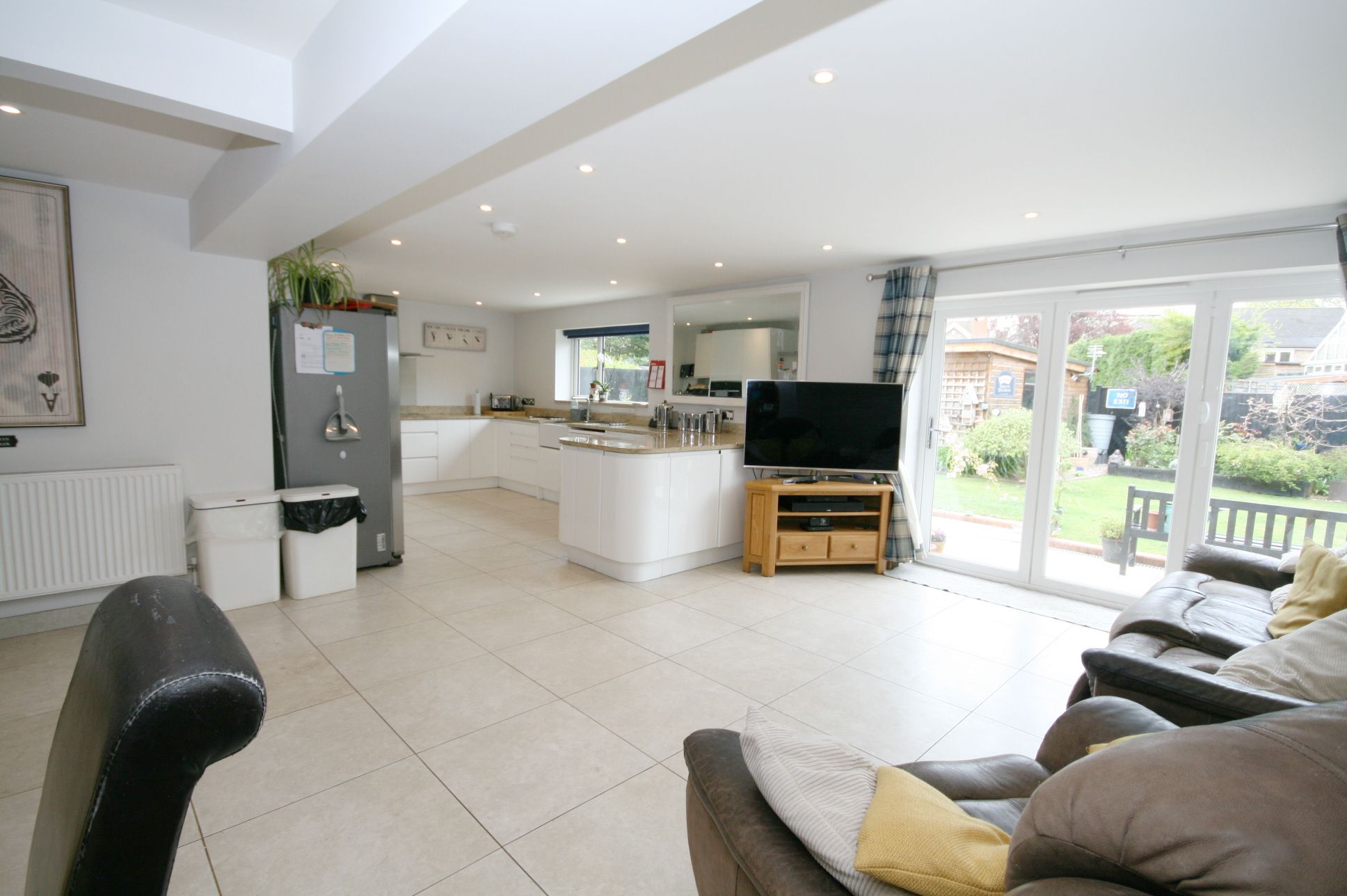 4 Bed Detached House For Sale - Photograph 3