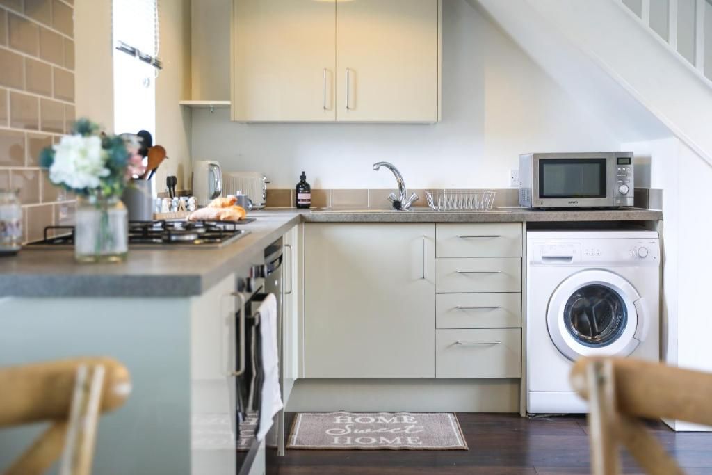 1 Bed Semi-detached House To Rent - Photograph 3