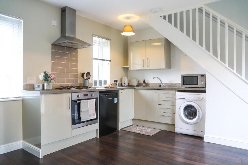 1 Bed Semi-detached House To Rent - Photograph 2