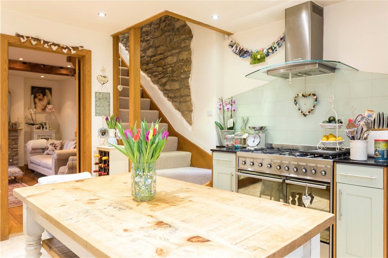 3 Bed Cottage House For Sale - Photograph 4