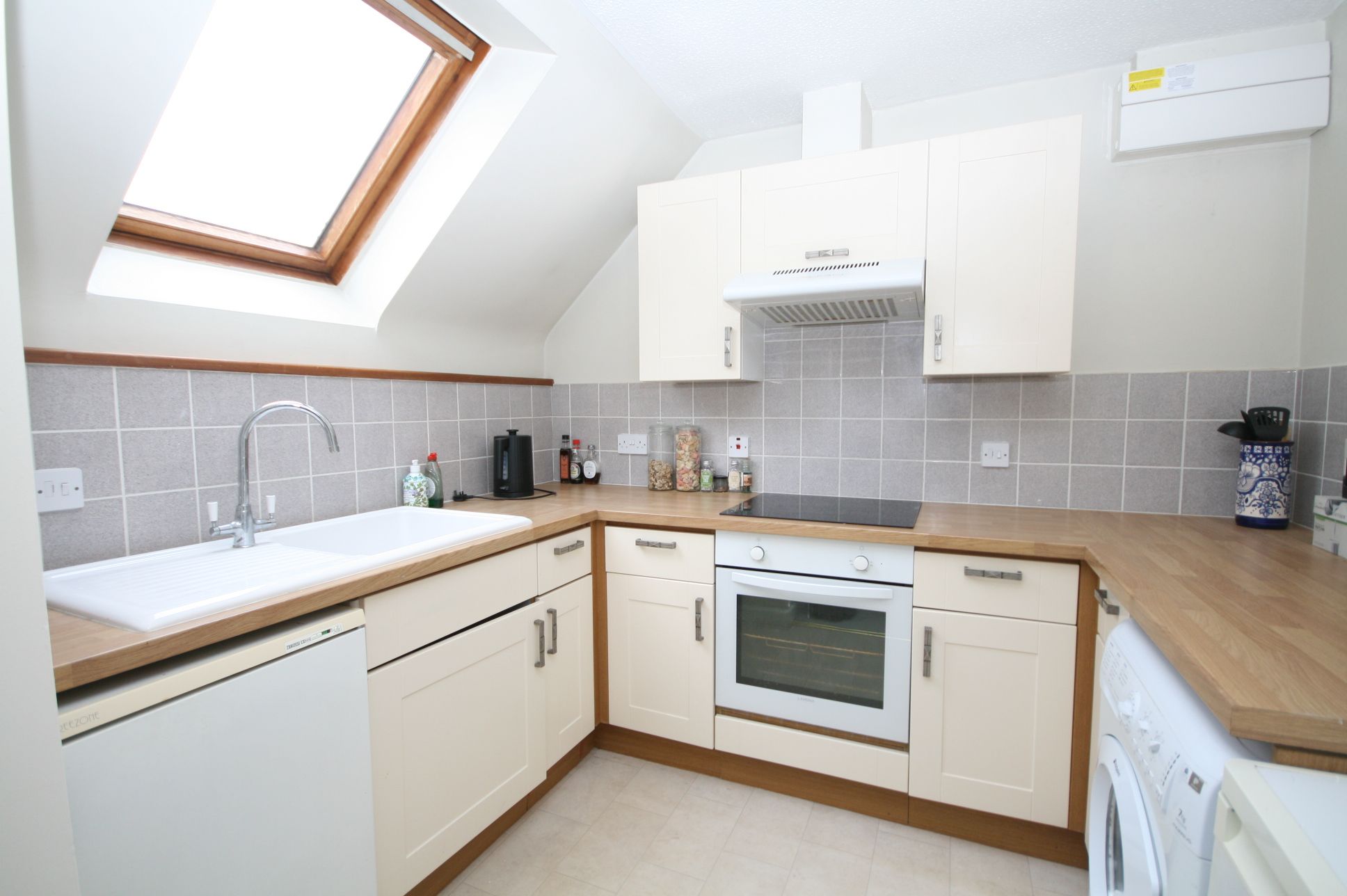 1 Bed Apartment Flat/apartment To Rent - Photograph 3