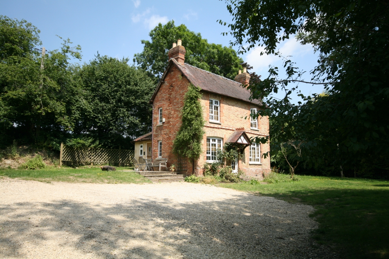 4 Bed Detached House For Sale - Photograph 1