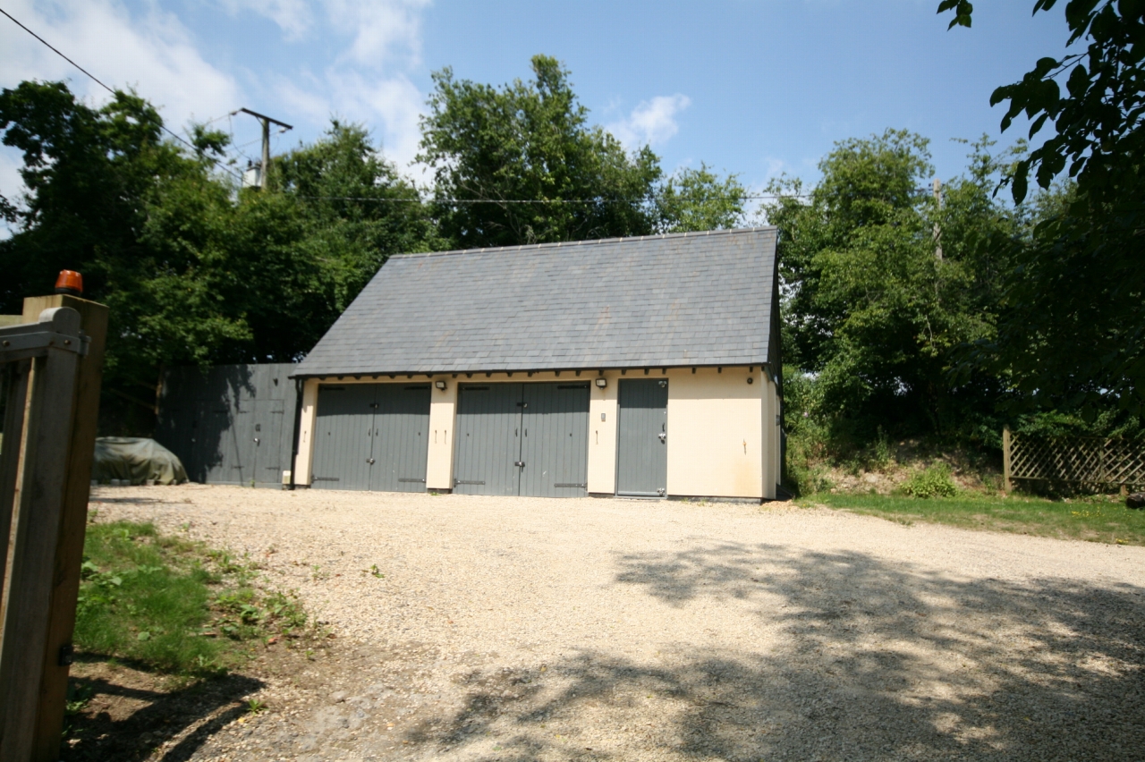 4 Bed Detached House For Sale - Photograph 2