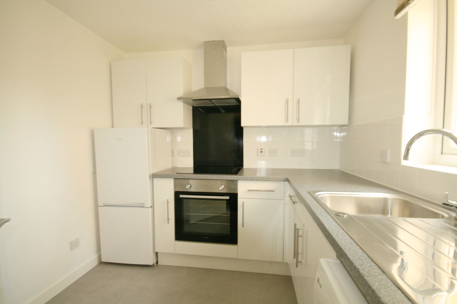 2 Bed Apartment Flat/apartment To Rent - Photograph 3