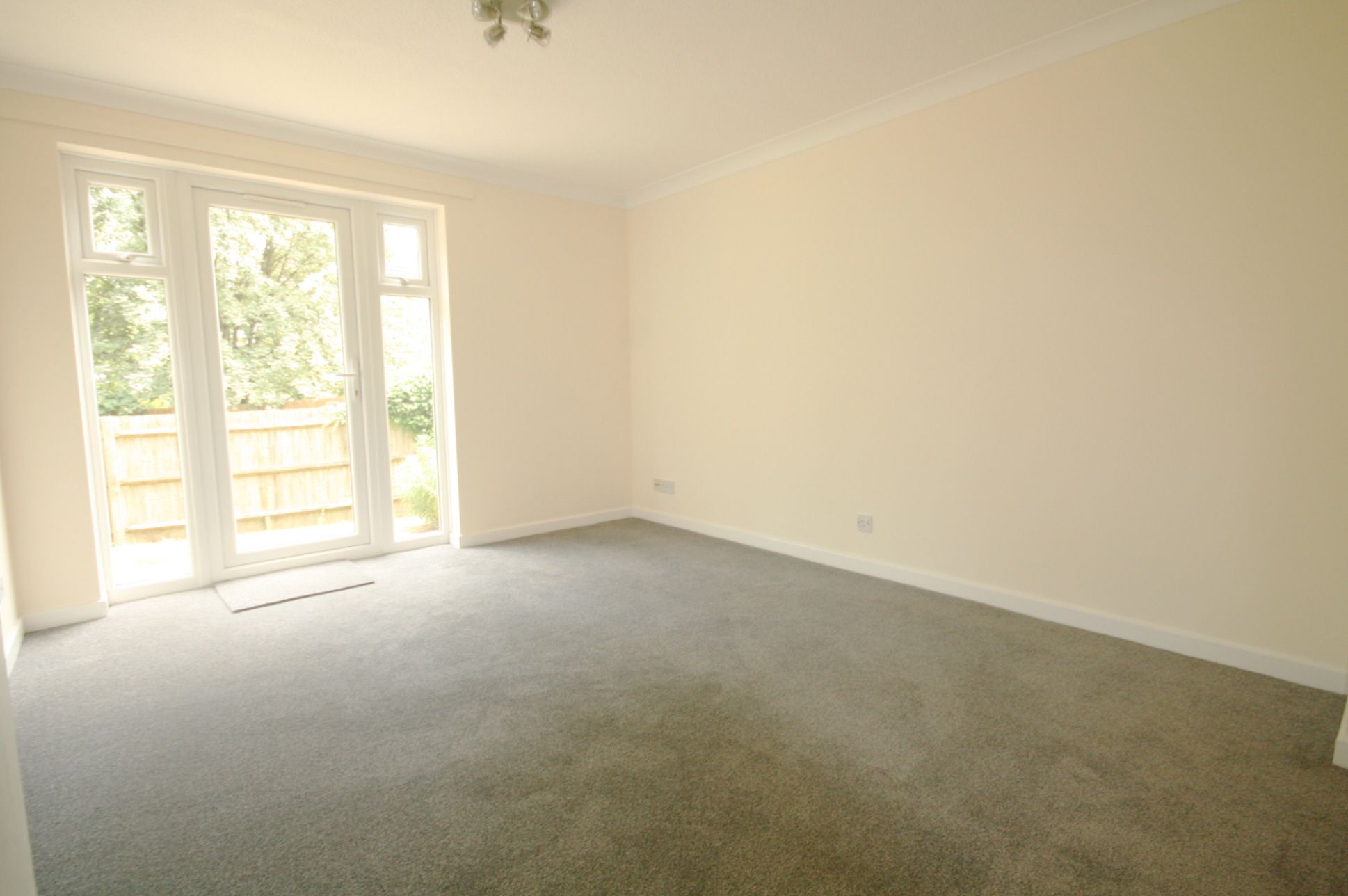 2 Bed Apartment Flat/apartment To Rent - Photograph 2