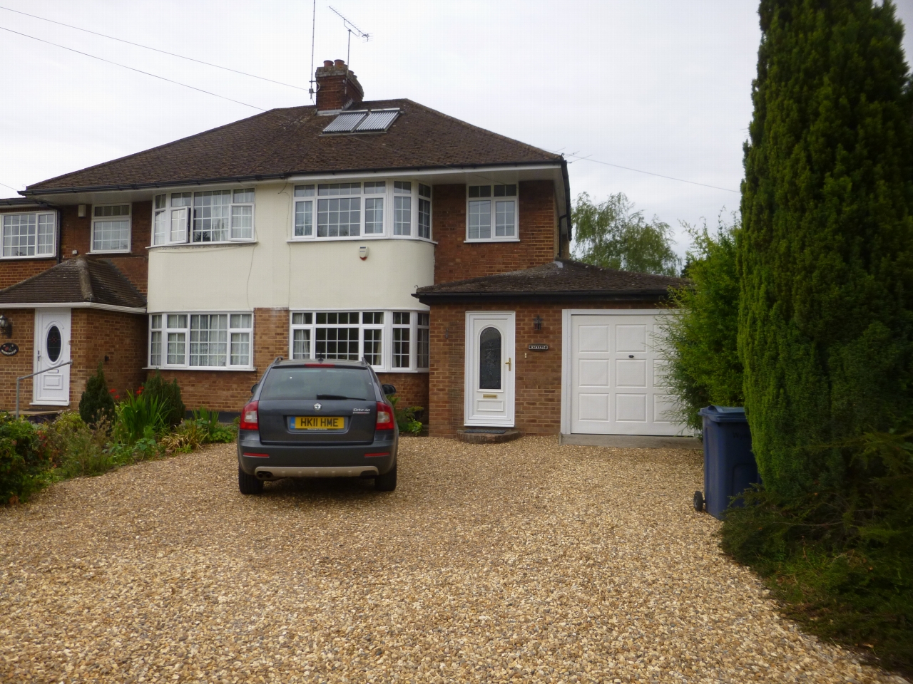 3 Bed Semi-detached House To Rent - Photograph 1