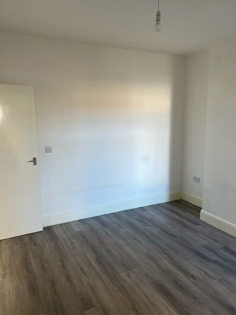 3 bedroom mid terraced house To Let in Southampton - Photograph 2