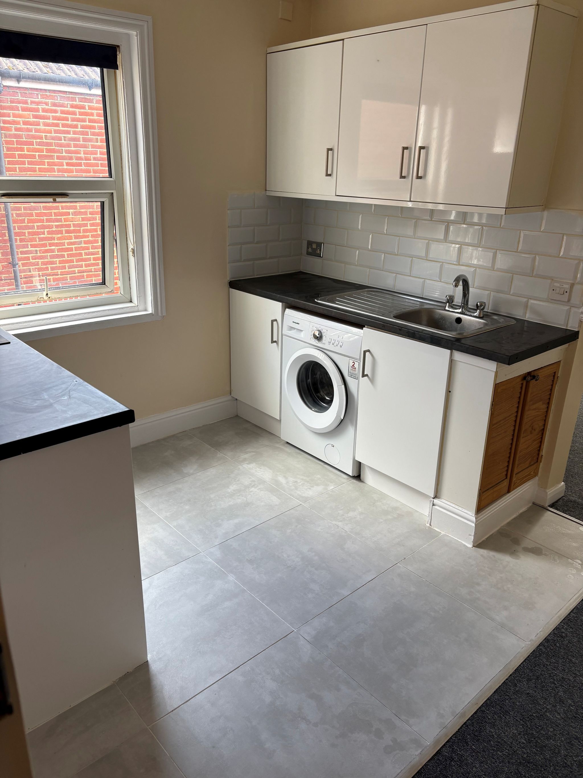Studio Flat/apartment To Let in Southampton - Photograph 1