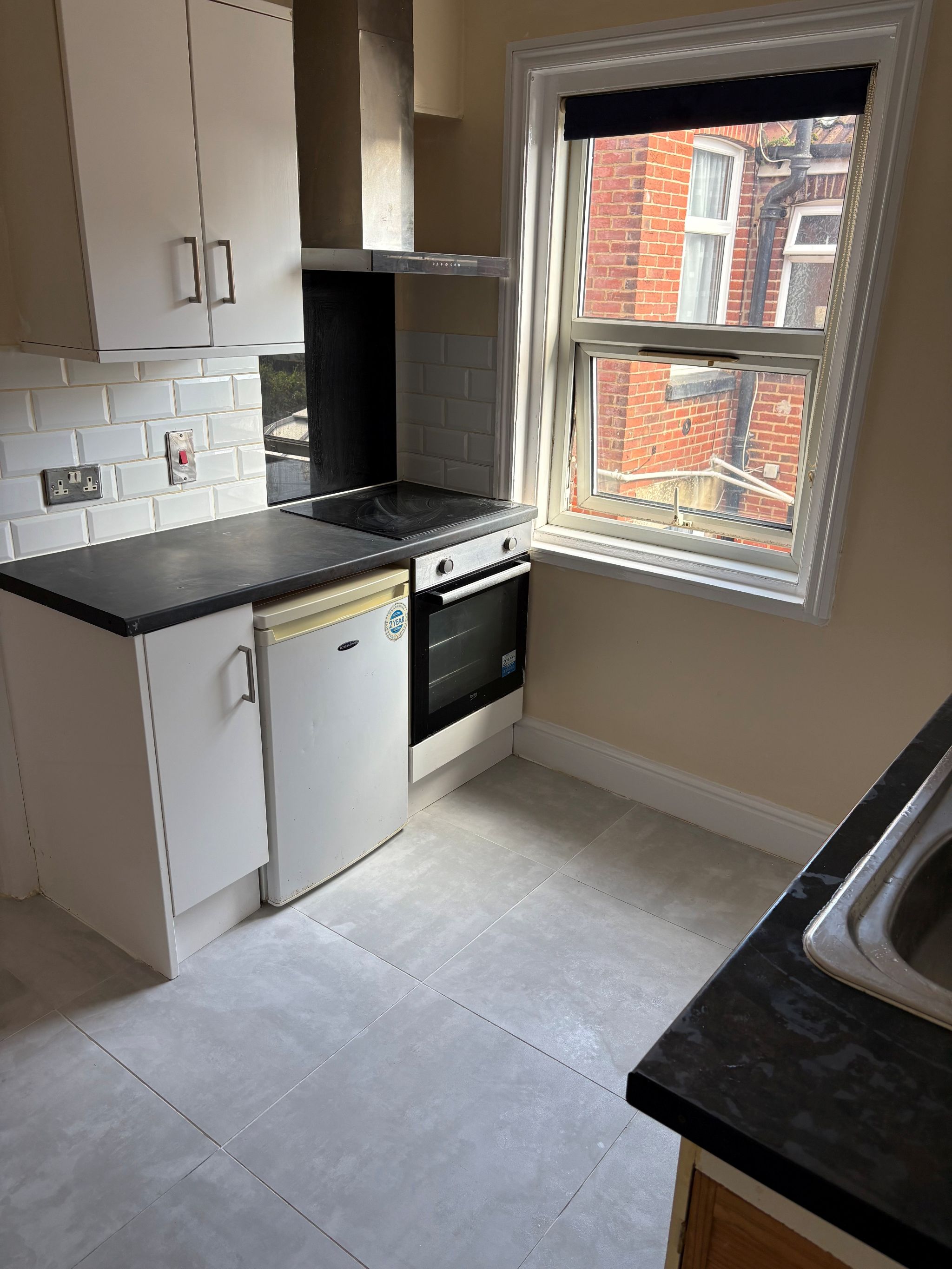 Studio Flat/apartment To Let in Southampton - Photograph 2