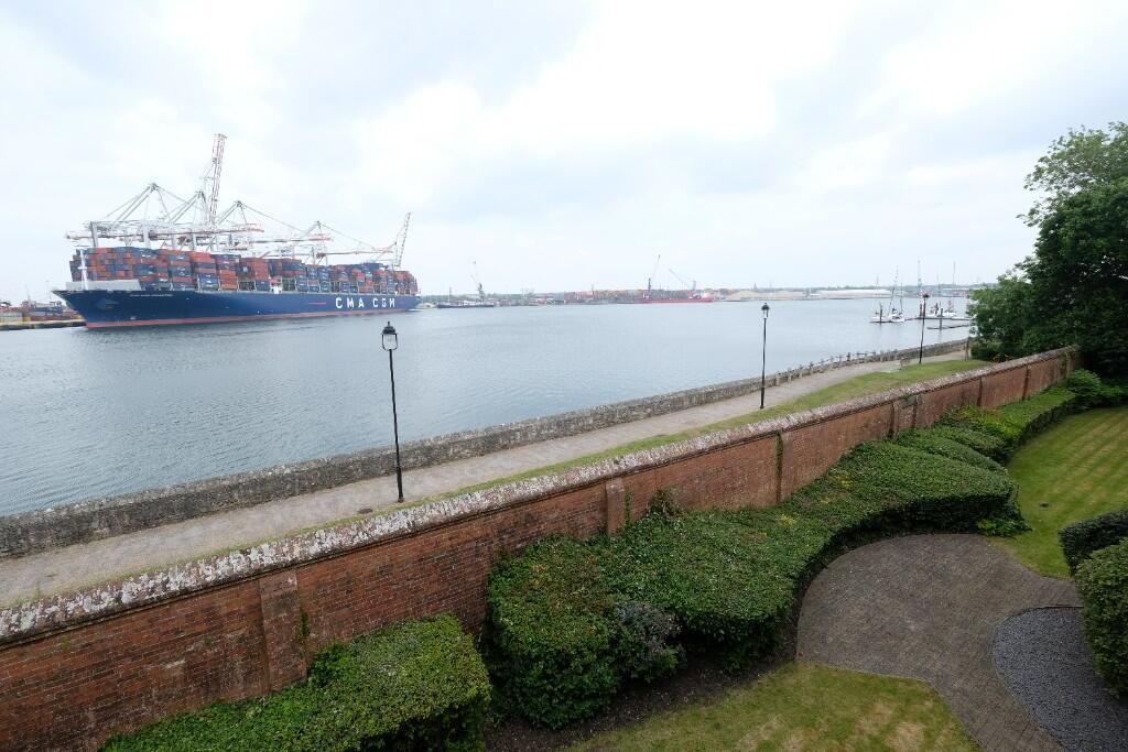 2 bedroom apartment flat/apartment To Let in Southampton - Photograph 2