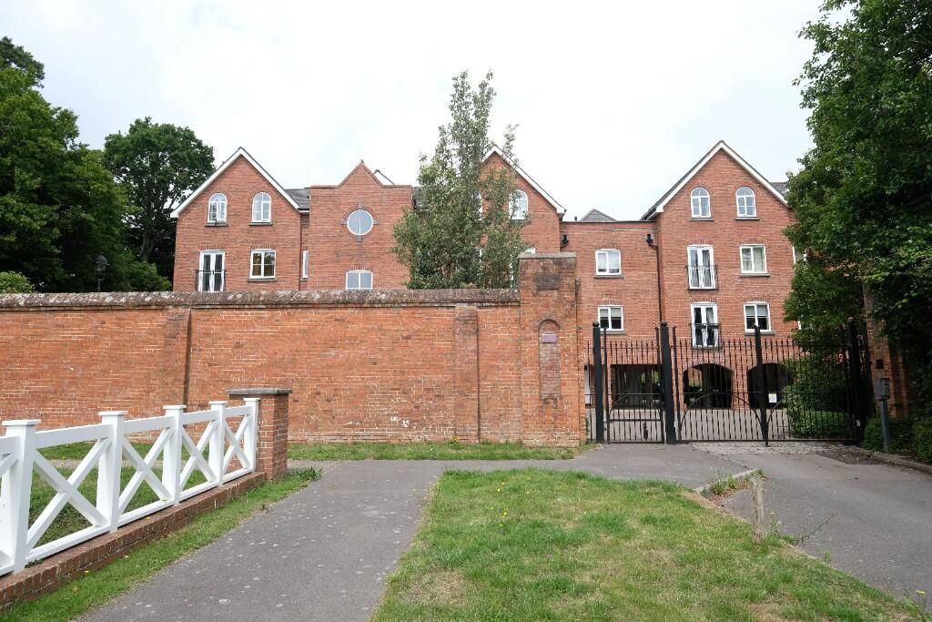 2 bedroom apartment flat/apartment To Let in Southampton - Photograph 1
