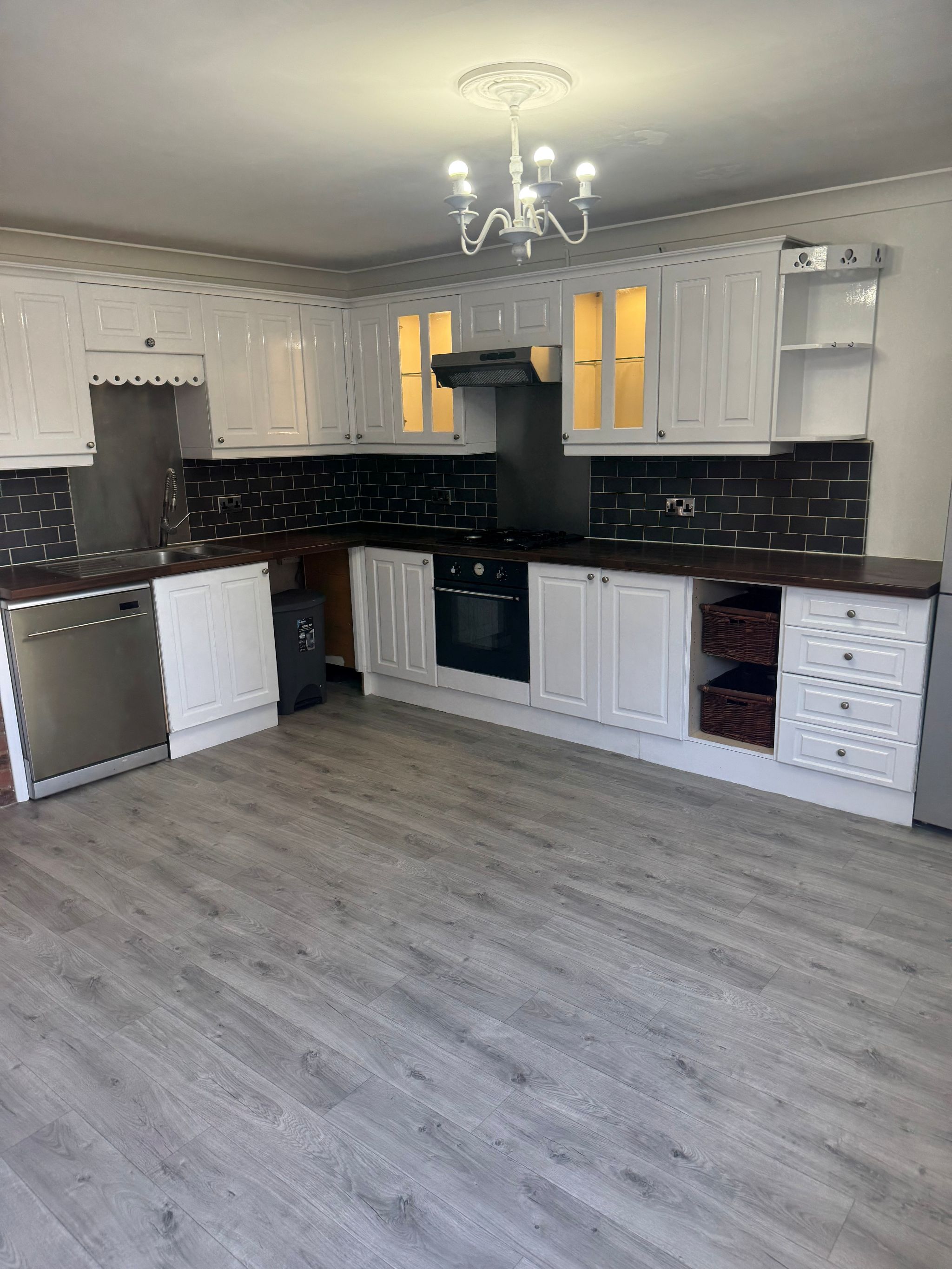 3 bedroom detached house To Let in Southampton - Photograph 4