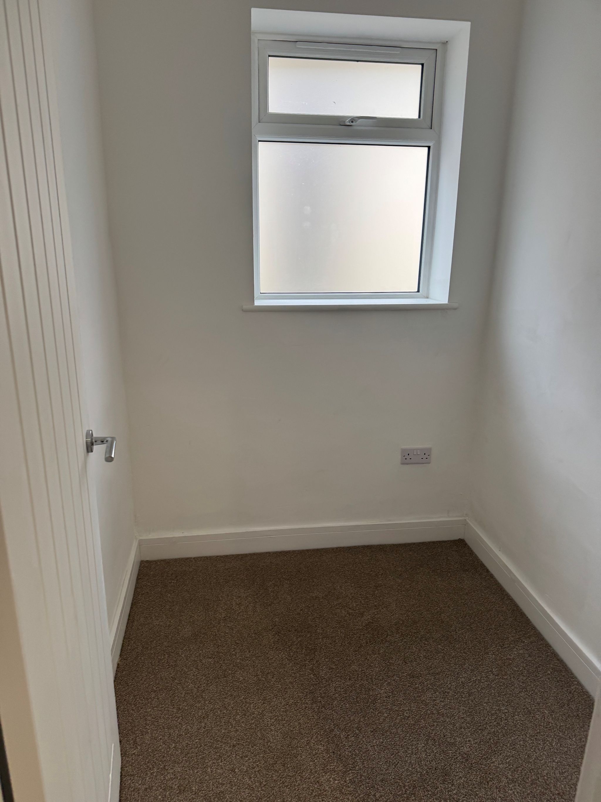 4 bedroom detached bungalow To Let in Eastleigh - Photograph 8