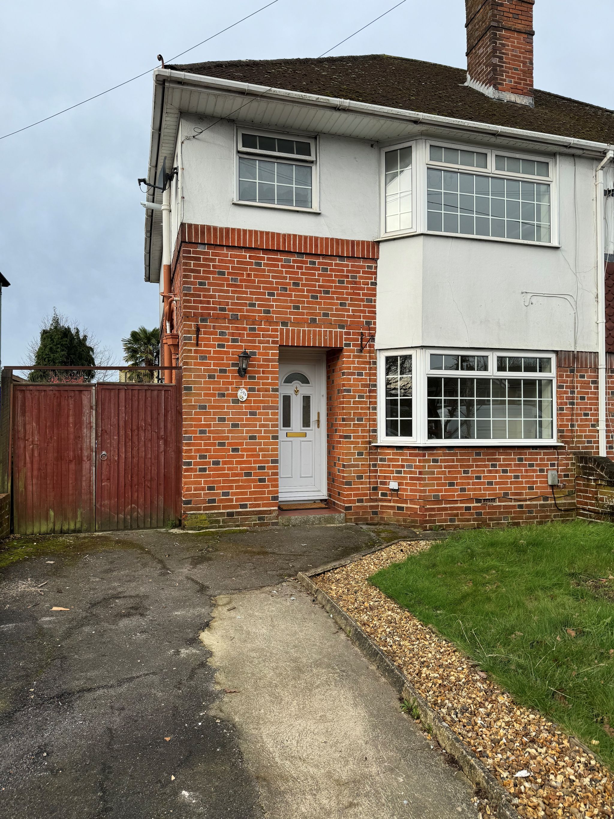 3 bedroom semi-detached house To Let in Southampton - Front Aspect