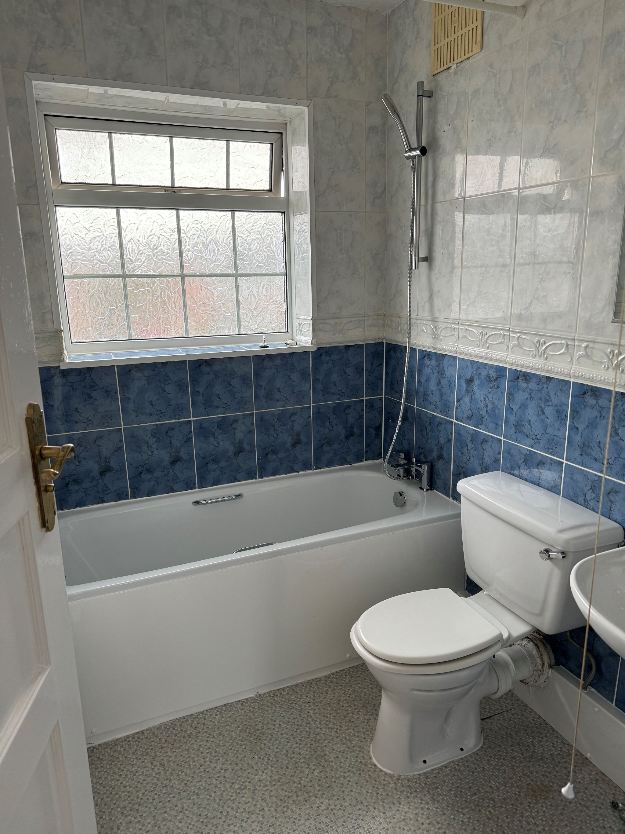 3 bedroom semi-detached house To Let in Southampton - Bathroom